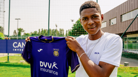 El futbolista ecuatoriano, Nilson Angulo, con la camiseta del Anderlecht de Bélgica.