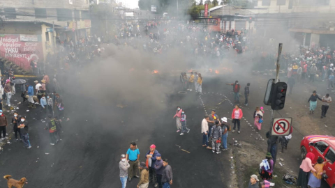 Cientos de manifestantes en el ingreso al sur de Quito, en el sector de Cutuglagua. Quito, 16 de junio de 2022