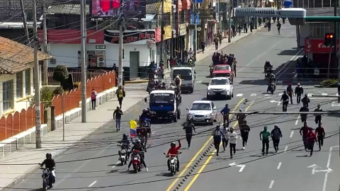 Los manifestantes recorren las calles de Latacunga, el 16 de junio de 2022.