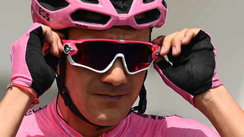 Richard Carapaz sostiene sus gafas antes de correr la Etapa 18 del Giro de Italia, el 26 de mayo de 2022.