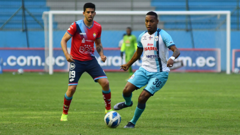 Christian Valencia, del Manta, maneja una pelota en el partido ante El Nacional, en el estadio Jocay, el 8 de junio de 2022.