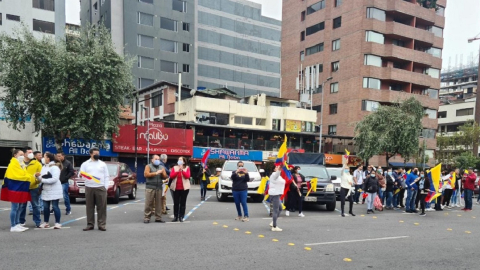 Varias personas se concentran en la Tribuna de los Shyris, en Quito, en una de las marchas de la paz, el 18 de junio de 2022. 