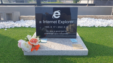 El ingeniero coreano, Jung Ki-young, erigió una tumba en honor al navegador Internet Explorer, el 17 de junio de 2022.