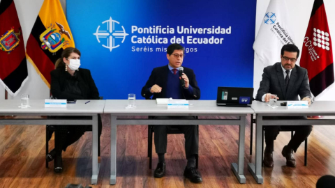 Fernando Ponce, rector de la PUCE; Maria Villagomez, rectora de la Salesiana, y Carlos Loaiza, presidente de la Cámara. Quito, 20 de junio de 2022