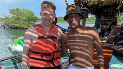 Gonzalo Plata posa junto al belga Kevin De Bruyne en una Isla en Cartagena, Colombia, el 20 de junio de 2022.