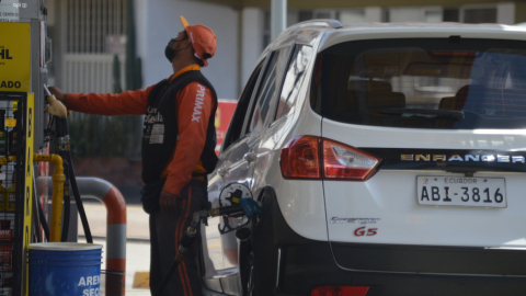 Un trabajador despacha gasolina en una estación de servicio, en Cuenca.