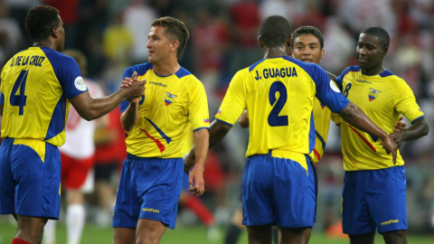 Ulises de la Cruz, Patricio Urrutia, Jorge Guagua, Edwin Tenorio y Edison Méndez celebran tras ganar su primer partido del Grupo A del Mundial Alemania 2006, frente a Polonia, el viernes 9 de junio.