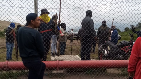 Manifestantes en las inmediaciones de una de las envasadoras de gas, ubicada en Pifo. 