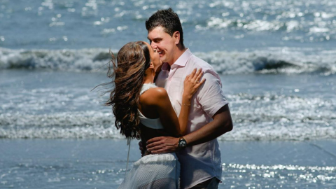 Alejandra Rodríguez e Ismael Rescalvo celebrando uno de sus aniversarios en la playa.