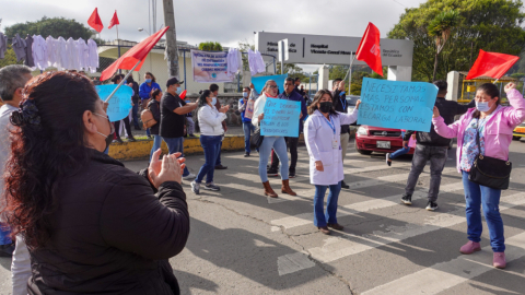 Trabajadores de la salud del hospital Vicente Corral Moscoso, en Cuenca, pidieron al Gobierno Nacional, en un plantón realizado el 20 de junio de 2022, medicamentos e insumos, y que se declare la emergencia.