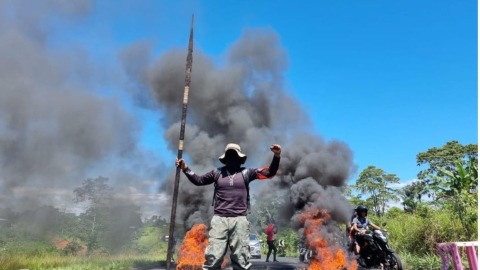 Bloqueo de vías por parte de manifestantes en el kilómetro 12 de la vía Coca, en la provincia amazónica de Orellana, el 20 de junio de 2022.