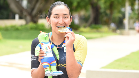 Miryam Núñez sostiene la medalla de oro alcanzada en los Juegos Bolivarianos de Valledupar, el viernes 24 de junio de 2022.