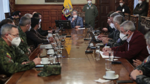 El presidente Guillermo Lasso con parte de su equipo de trabajo en una reunión en Carondelet, el 24 de junio de 2022. 