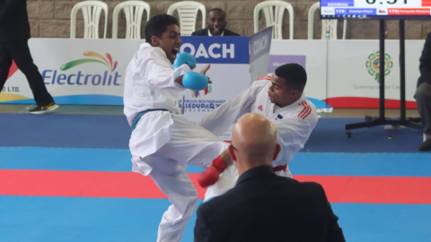 El ecuatoriano José Acevedo (azul) vence en la final de la división de -84 kilogramos al dominicano Anderson Soriano, el 26 de junio de 2022. 