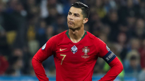 Cristiano Ronaldo con las manos en la cintura durante el partido ante Ucrania, en 2019, en Lisboa.