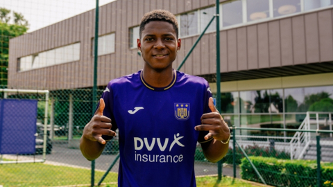 El ecuatoriano Nilson Angulo posa con la camiseta del Anderlecht de la primera división belga, el 21 de junio de 2022.