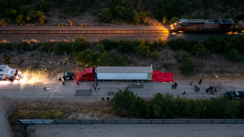 Vista aérea del camión donde fueron hallados 50 migrantes fallecidos y 16 heridos, el 27 de junio de 2022, en las afueras de San Antonio, Texas, frontera con México.