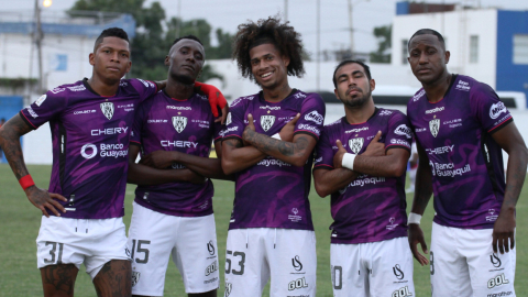 Los jugadores de IDV festejan un gol ante Atlético Samborondón por la Copa Ecuador, en Guayaquil, el 24 de junio de 2022.