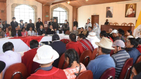 Representantes de los cinco poderes del Estado, entre ellos Francisco Jiménez, ministro de Gobierno, se reúnen con los líderes del paro nacional. Quito, 27 de junio de 2022