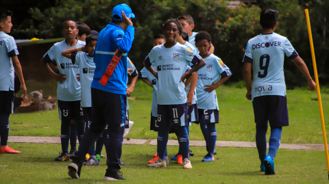 Las categorías Sub 14 y Sub 16 de Universidad Católica entrenan en el Complejo de la Armenia, a donde han llegado varios ojeadores a ver a distintos futbolistas. 