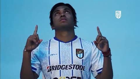 Jefferson Montero posa con la camiseta de 9 de Octubre, el viernes 1 de julio de 2022.