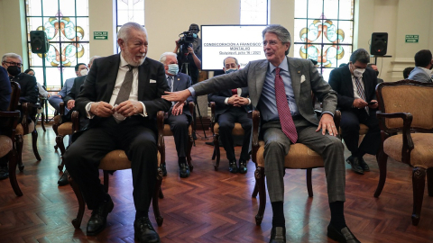 Francisco Huerta Montalvo junto al presidente Guillermo Lasso, durante la ceremonia de su condecoración en Guayaquil, 16 de julio de 2022. 