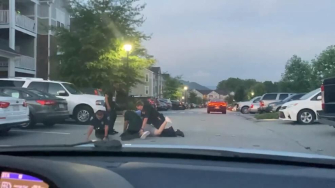 Captura de pantalla del video que muestra la detención de Christian Hensley, el 15 de junio de 2022, en Carolina del Norte.