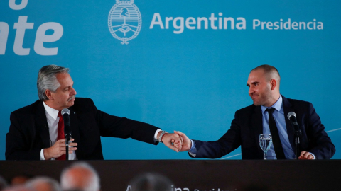 El exministro de Economía de Argentina, Martín Guzmán (derecha), junto al presidente Alberto Fernández, el 6 de junio de 2022. 