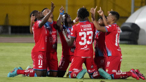 Jugadores de El Nacional celebran en el partido ante Barcelona, en el estadio Atahualpa, el 2 de julio de 2022.