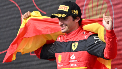 Carlos Sainz festeja su triunfo en Silverstone con la bandera de España, el 3 de julio de 2022.