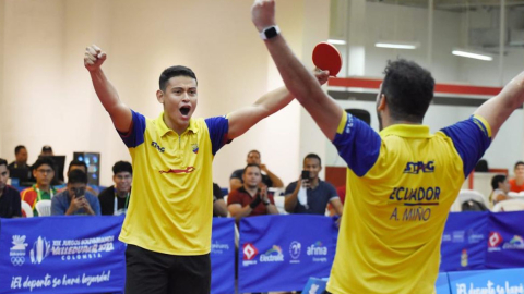 Emiliano Riofrío y Alberto Miño celebran su victoria en la final de dobles masculinos en tenis de mesa de los Bolivarianos, el 3 de julio de 2022.