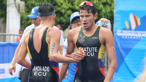 Juan José Andrade y Armando Matute, después de su participación en la prueba de triatlón masculino en los Juegos Bolivarianos de Valledupar, el 4 de julio de 2022. 