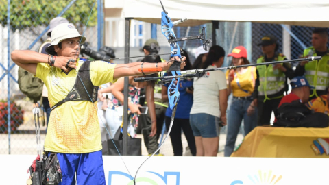 Lester Ortegón dispara una flecha en la prueba de arco recurvo en los Juegos Bolivarianos de Valledupar, el 4 de julio de 2022. 