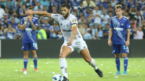 Hulk, de Mineiro, patea un penalti ante Emelec en el estadio George Capwell de Guayaquil, el 28 de junio de 2022.