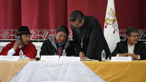 Momento de la firma del acuerdo por parte de representantes de las organizaciones indígenas, el 30 de junio de 2022, en la sede de la Conferencia Episcopal Ecuatoriana, donde ahora se instalará la primera mesa de trabajo.