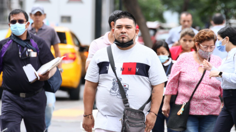 Personas caminan en las calles de Guayaquil, el 5 de julio de 2022.