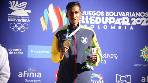 Vicente Loza, con la medalla de oro que logró en la media maratón de los Juegos Bolivarianos de Valledupar, el 5 de julio de 2022. 