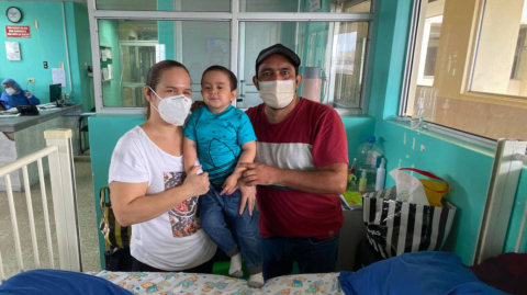 Víctor y sus padres ingresaron al Hospital Icaza Bustamante, en Guayaquil, el 12 de octubre para recibir la primera dosis de Increlex.