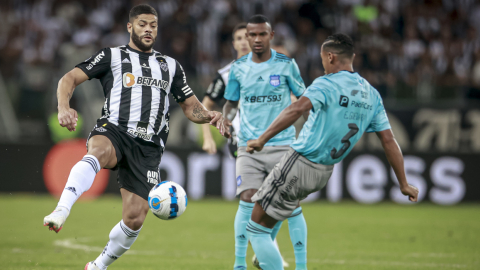 Hulk, de Atlético Mineiro, intenta controlar una pelota en el partido ante Emelec en Brasil, el martes 5 de julio de 2022.