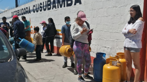 En un centro de distribución, ubicado en el sur de Quito, personas buscan adquirir un cilindro de gas, pero no había el producto, el 7 de julio de 2022.