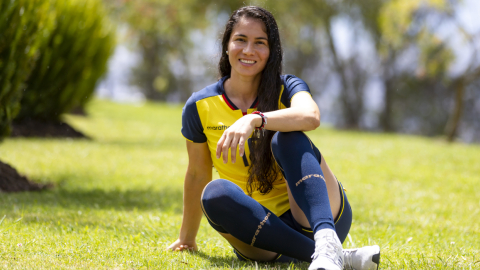 Gigi Moreira posa con la camiseta de la selección ecuatoriana, el viernes 1 de julio de 2022.