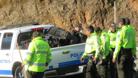 Agentes de la Policía investigan la explosión de un vehículo en Pallatanga, el 1 de julio de 2022.