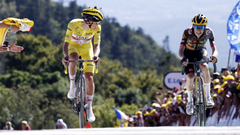 Tadej Pogacar llega por delante de Jonas Vingegaard en la Etapa 7 del Tour de Francia, el 8 de julio de 2022. 