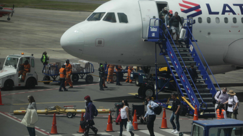 Pasajeros descienden de un avión en el aeropuerto Mariscal Lamar de Cuenca, en junio de 2022.