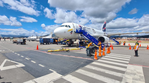 Imagen de archivo de un avión de la aerolínea Latam en la pista del aeropuerto Mariscal Lamar, de Cuenca.