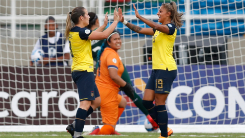 Marthina Aguirre y Kerlly Real celebran un gol ante Bolivia por la Copa América femenina, el 8 de julio de 2022.