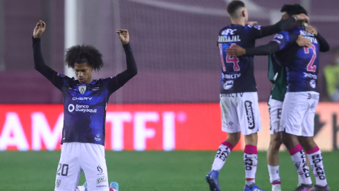 Los jugadores de Independiente del Valle celebran la victoria ante Lanús por Copa Sudamericana, el jueves 7 de julio de 2022.