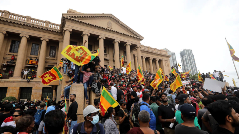 Cientos de manifesantes invaden la residencia ofical del Presidente de Sri Lanka exigiendo la salida de las autoridades, el 9 de julio de 2022.