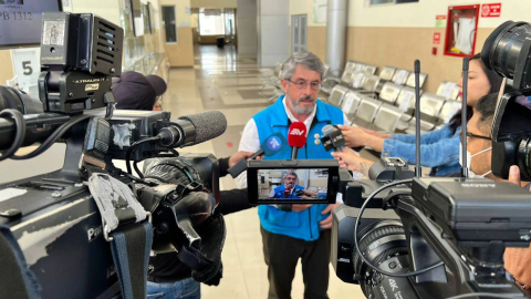 El ministro de Salud, José Ruales, durante un recorrido por el hospital de Calderón, en Quito, el 10 de julio de 2022.