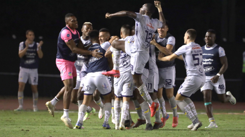 Los jugadores de Delfín celebran el gol de Andrés Chicaiza ante Barcelona, el 10 de julio de 2022, en el estadio Christian Benítez. 